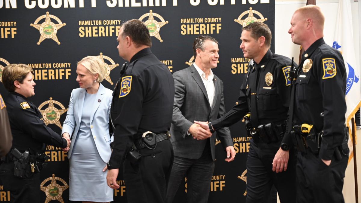 Rep. Spartz shakes hands with police officer