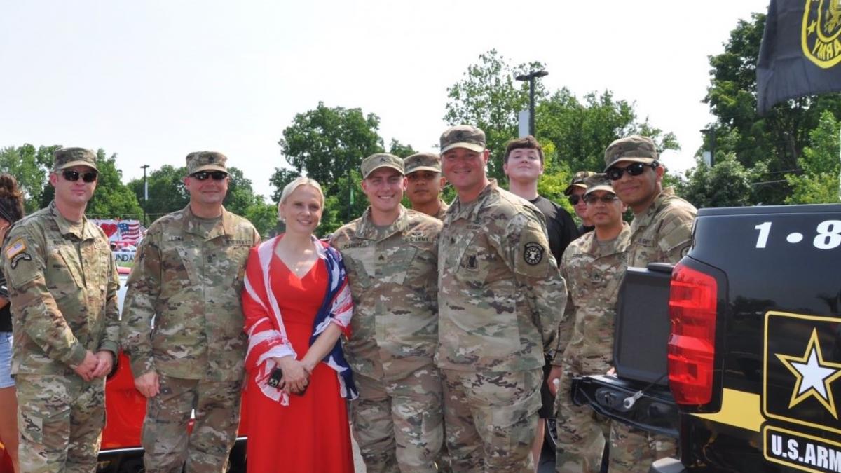 Rep. Spartz with members of the U.S. Army